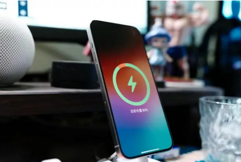 交口苹果15换屏服务分享用什么充电器给iPhone15充电更好 